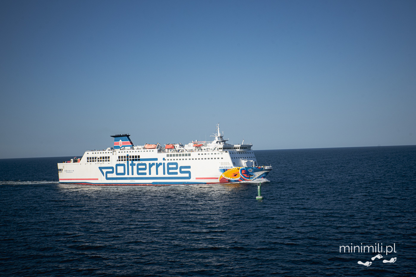 Prom Polferries płynący po spokojnym morzu podczas rejsu
