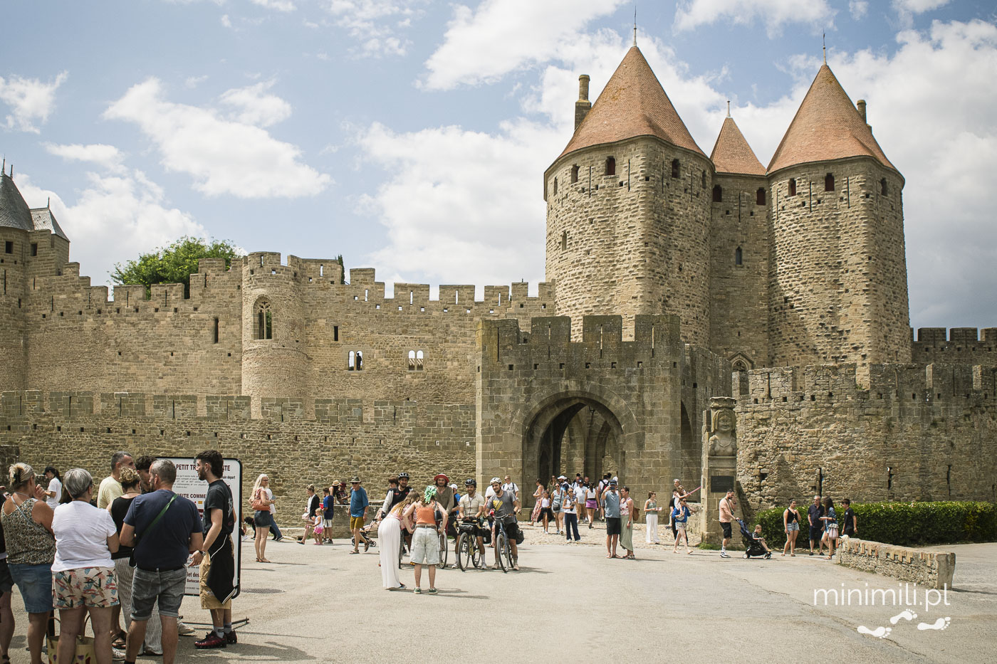 Wejście do ufortyfikowanego miasta Carcassonne z tłumem turystów