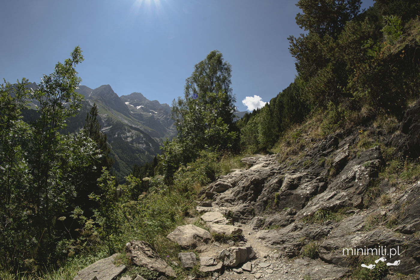 Kamienisty górski szlak w Pirenejach prowadzący w stronę Cirque de Gavarnie