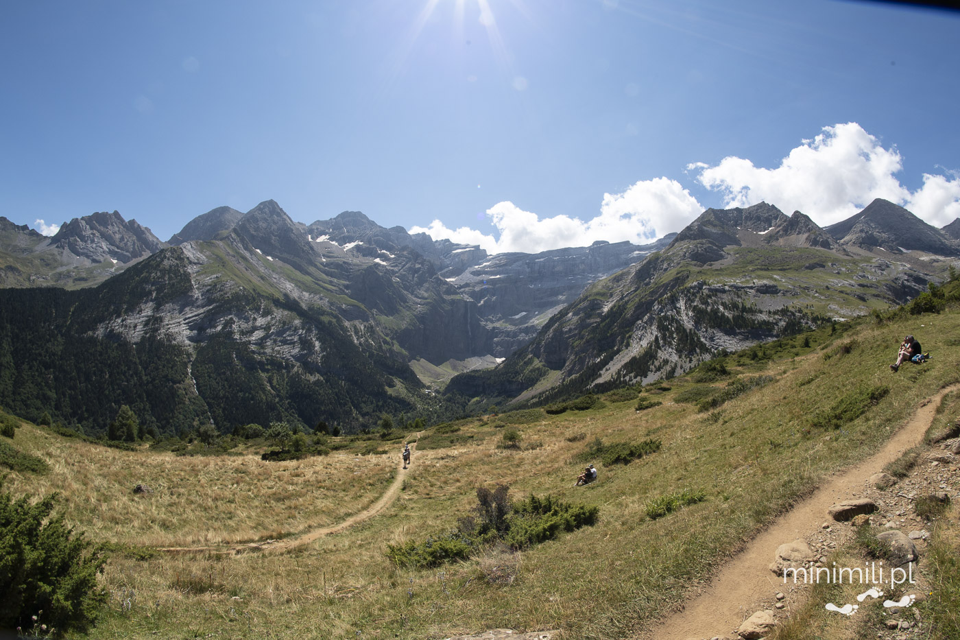 Górska ścieżka w Pirenejach oświetlona południowym słońcem