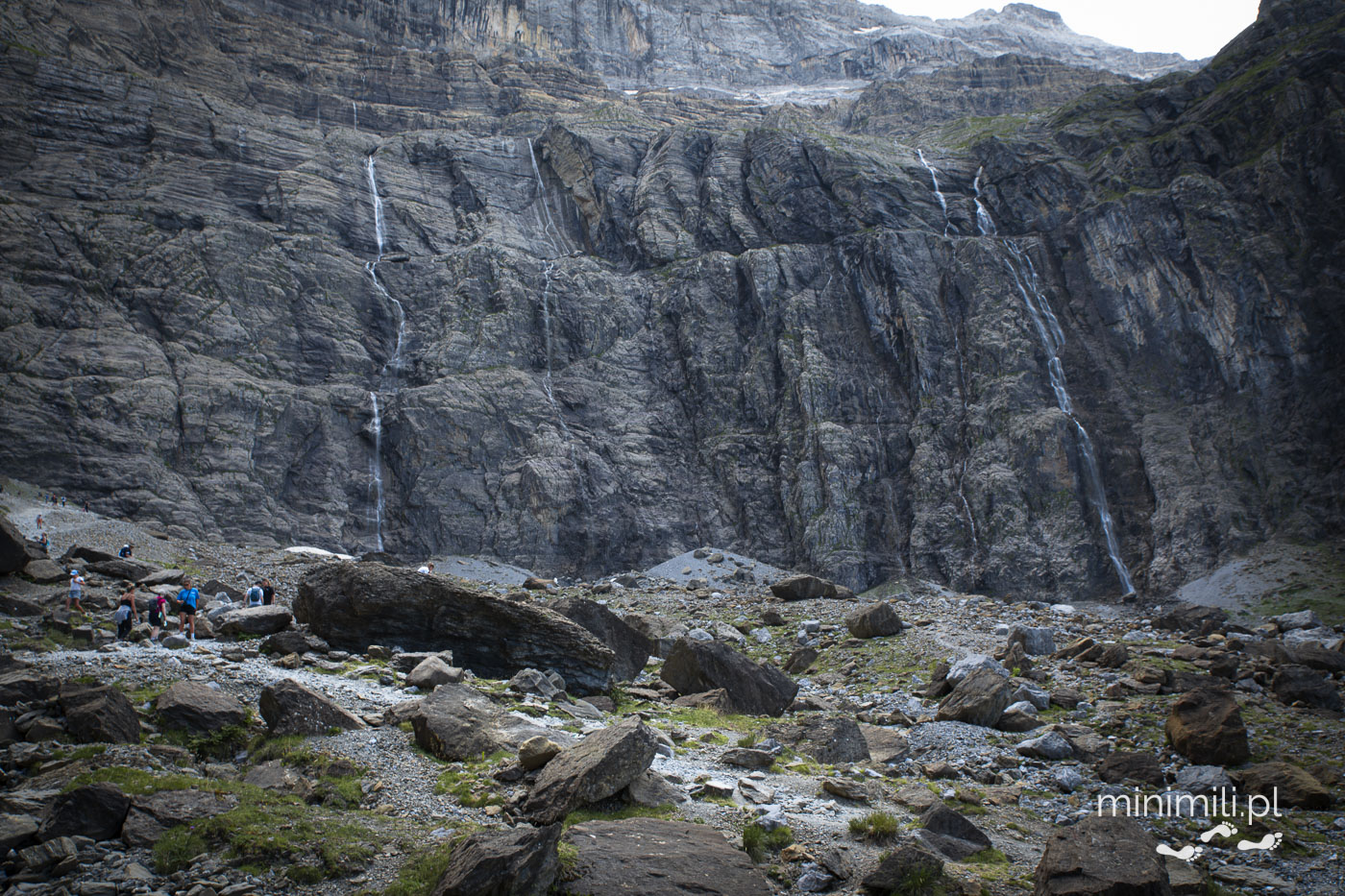 Wodospady i skalne ściany Cirque de Gavarnie z bliska