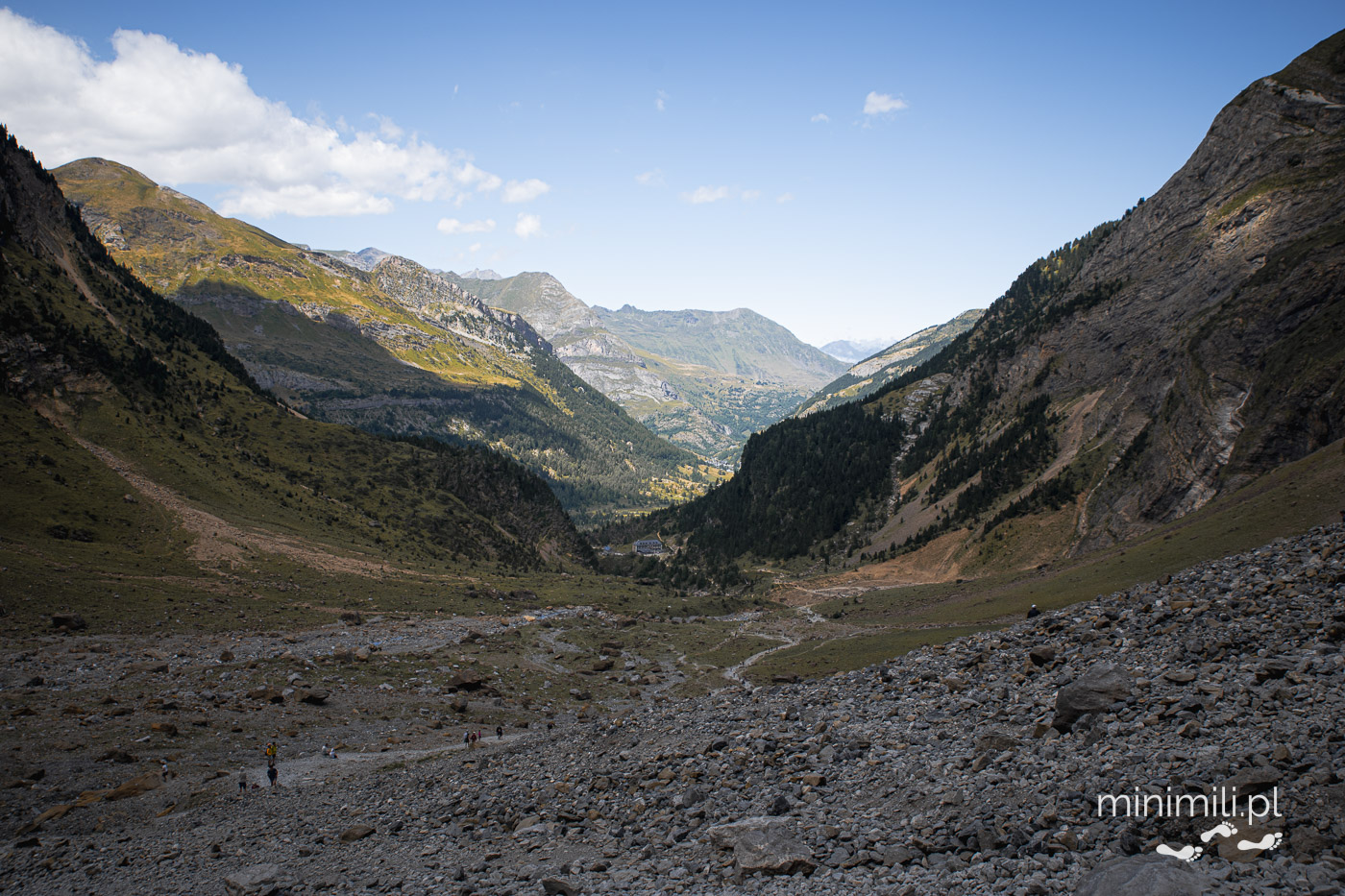 Rozległa dolina Gavarnie otoczona pirenejskimi szczytami