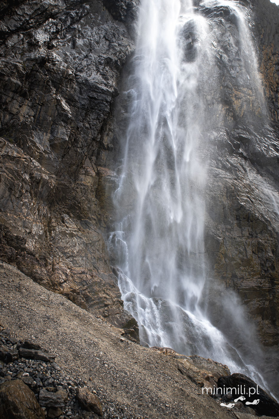 Zbliżenie na spadający wodospad Grande Cascade w Cirque de Gavarnie