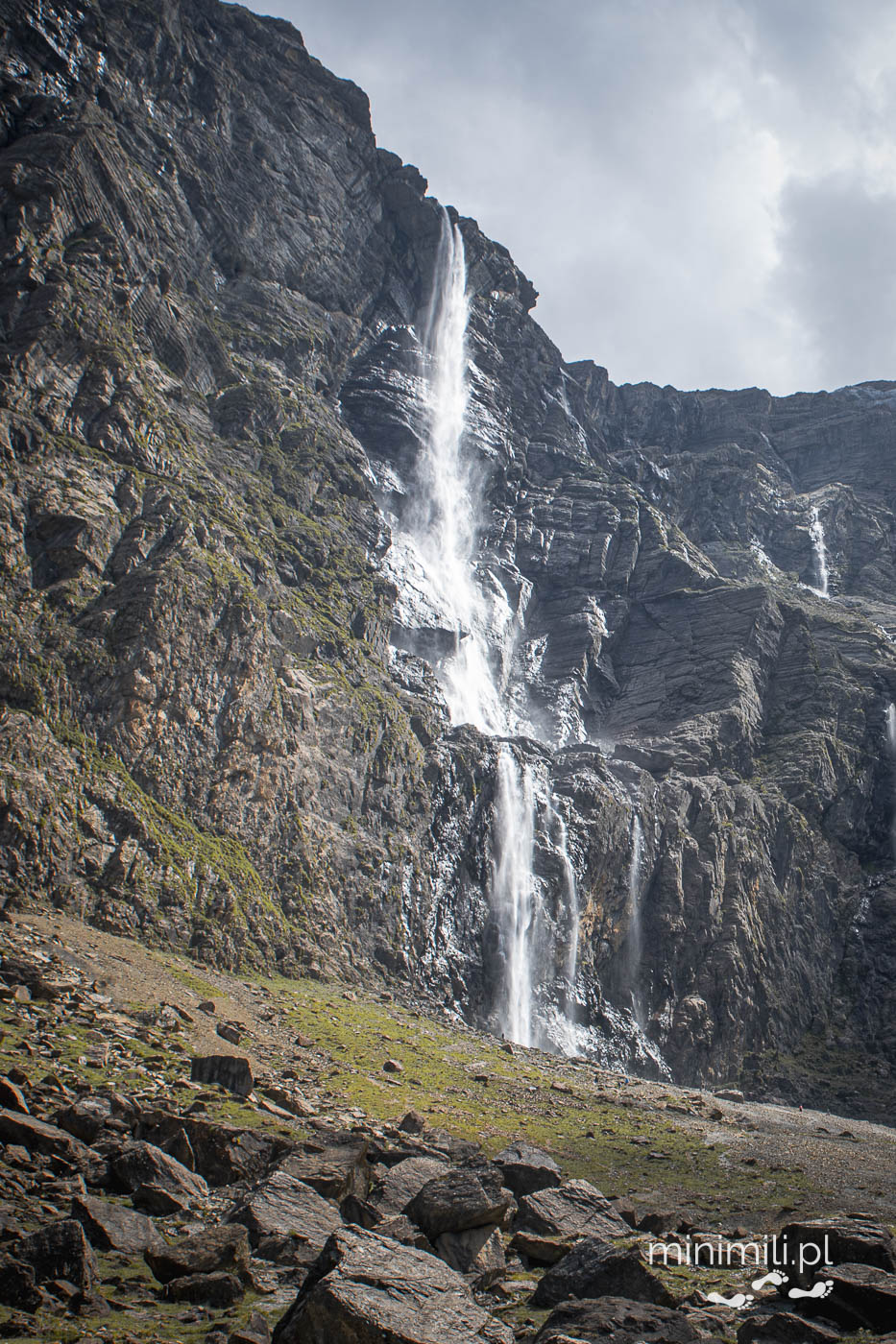 Wysoki wodospad spływający po skalnej ścianie Cirque de Gavarnie