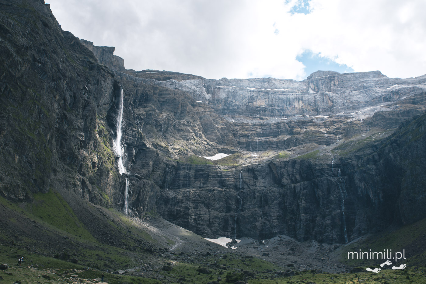 Wodospady spływające po półkach skalnych Cirque de Gavarnie