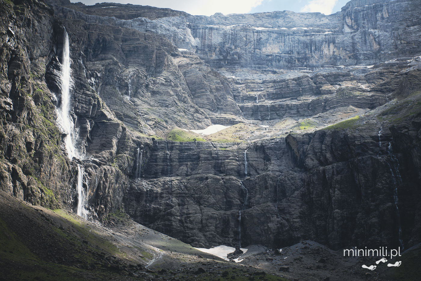 Wysokie wodospady spływające po skalnych ścianach Cirque de Gavarnie