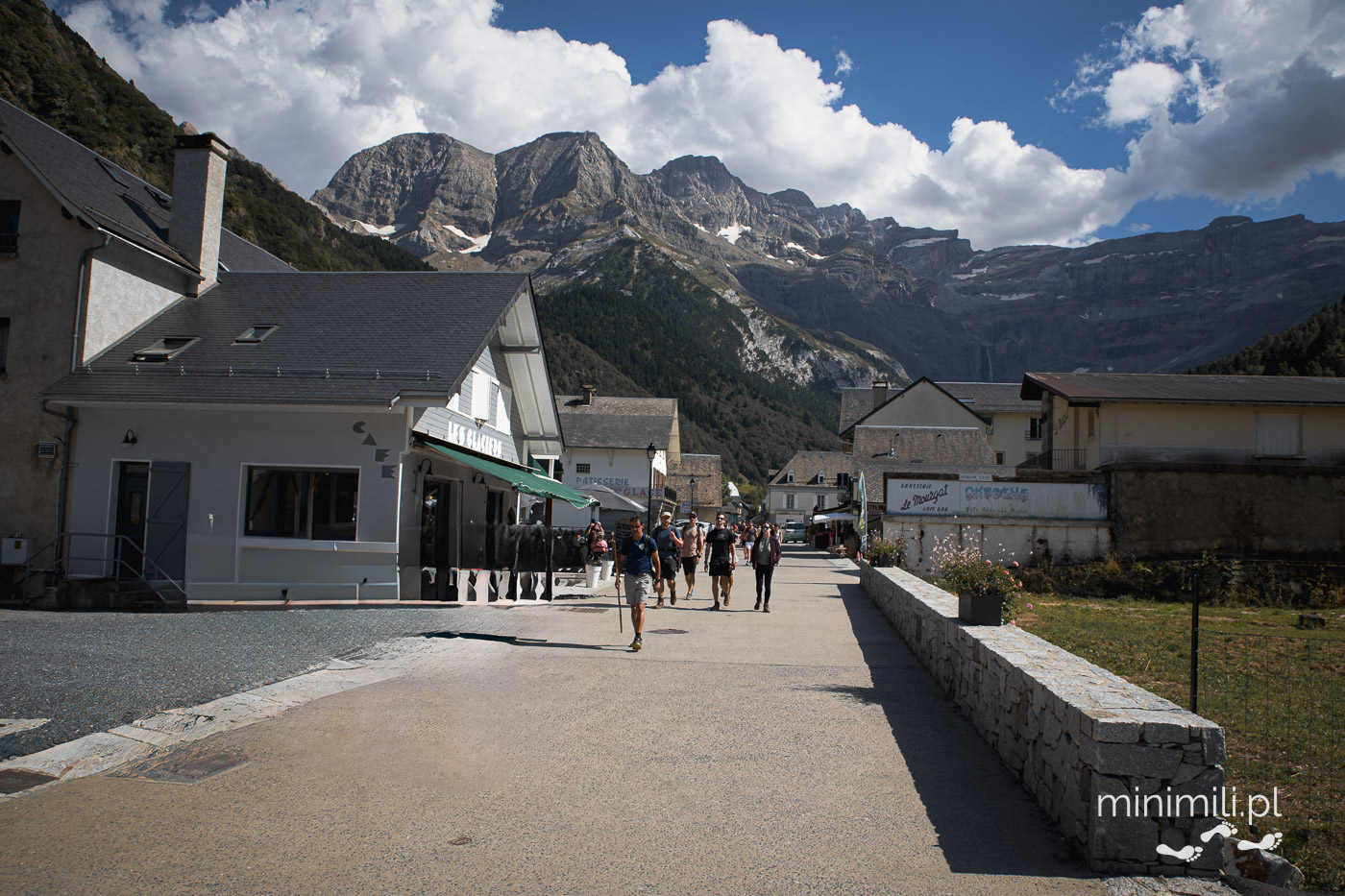 Uliczka w górskim miasteczku Gavarnie u stóp Pirenejów