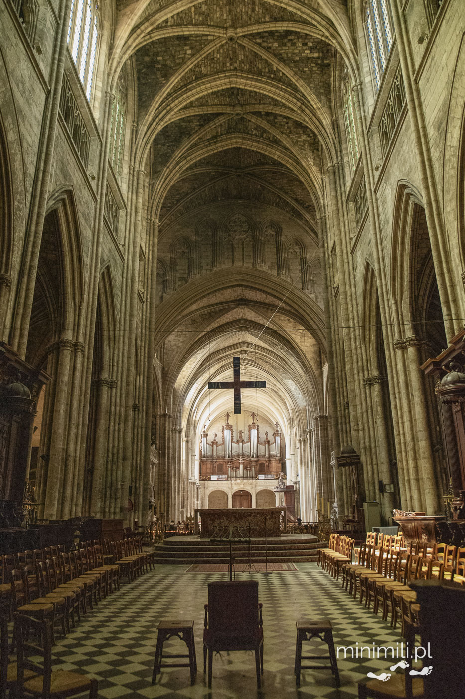 Wnętrze katedry Saint-André w Bordeaux z wysokimi gotyckimi sklepieniami