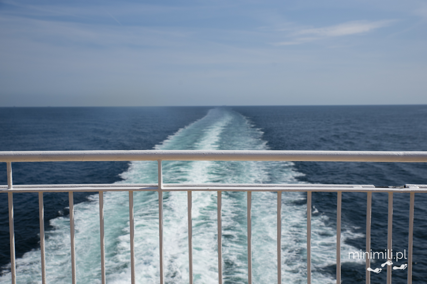 Ślad zostawiany przez płynący prom na powierzchni morza