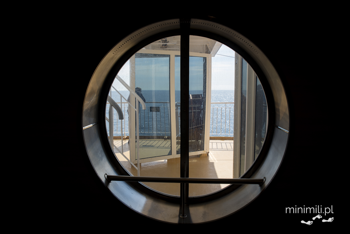 Pokład promu widziany przez iluminator podczas rejsu