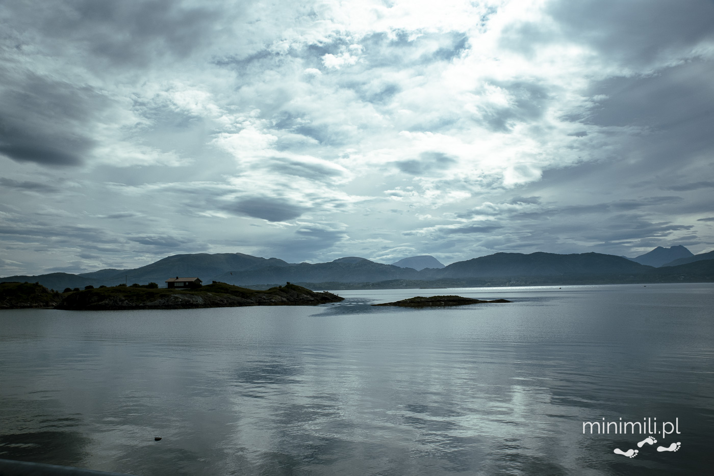 panoramiczny widok na góry i zatokę w okolicach Trasy Atlantyckiej w Norwegii