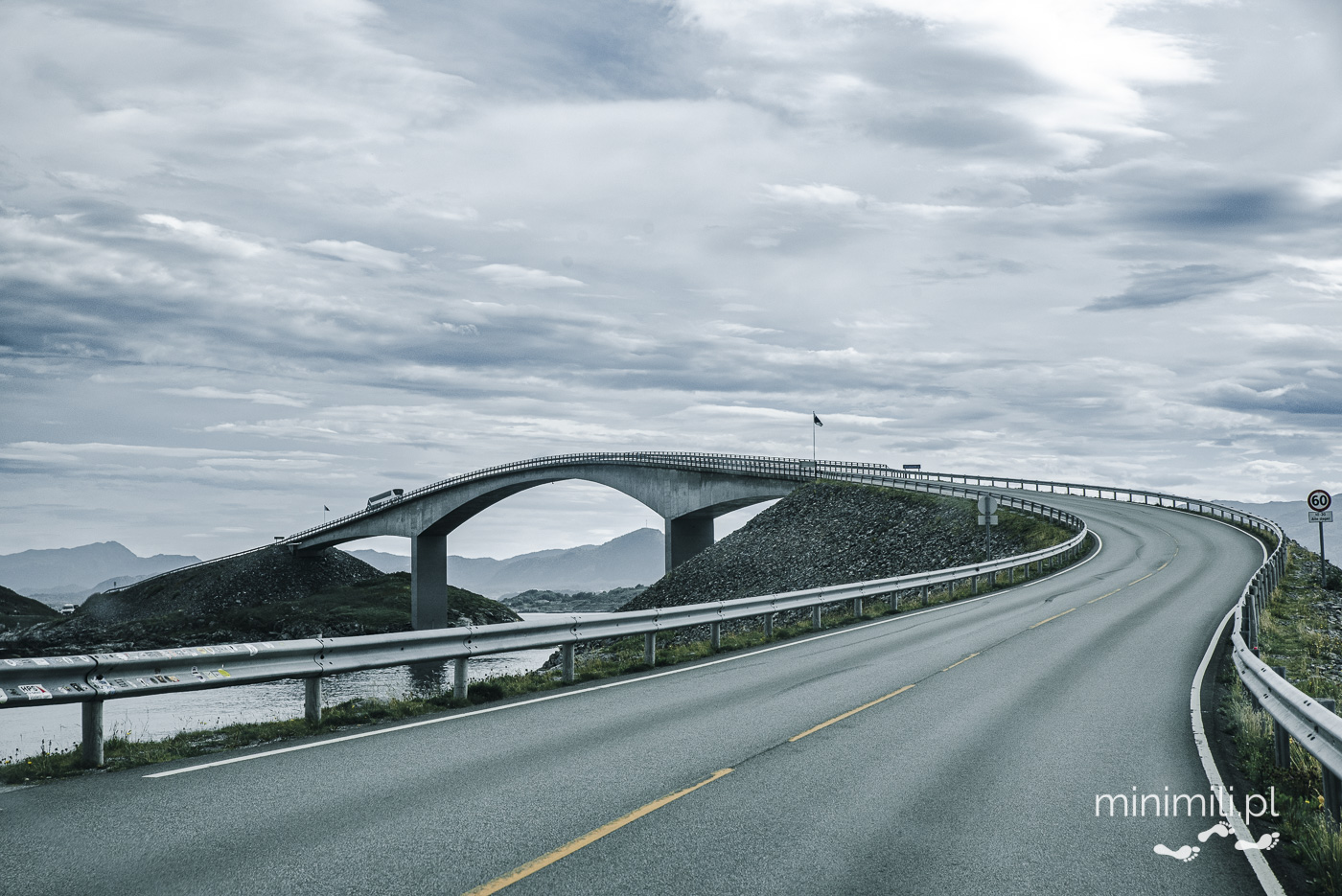 Most Storseisundet na Trasie Atlantyckiej podczas pochmurnego dnia