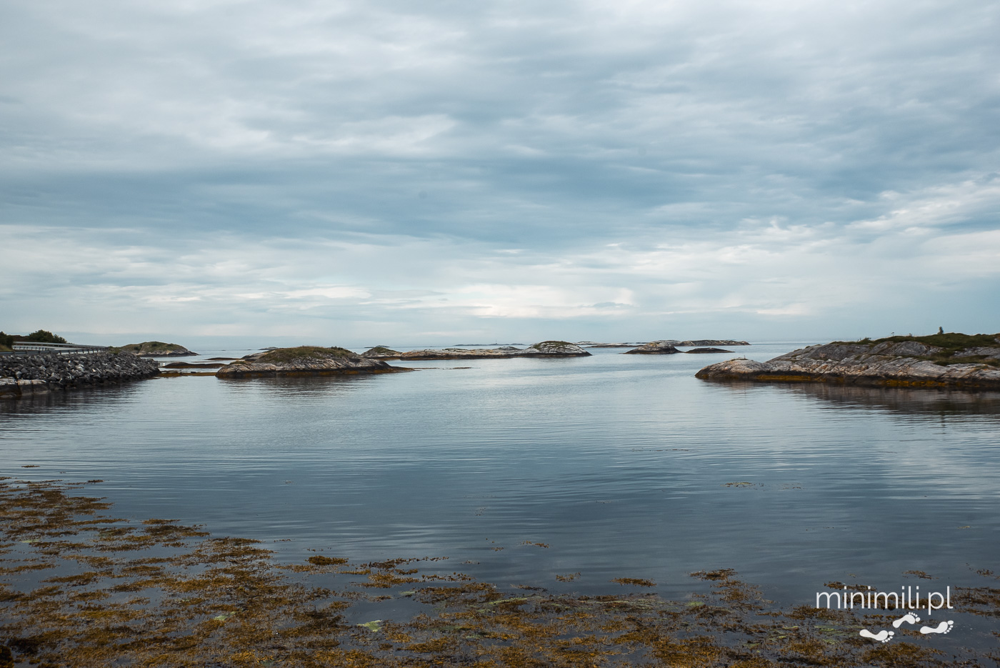 spokojna zatoka z kamienistymi wysepkami wzdłuż Trasy Atlantyckiej w Norwegii