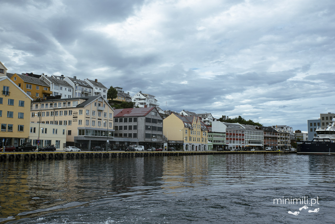 Kolorowe kamienice nabrzeżne Kristiansund odbijające się w wodzie