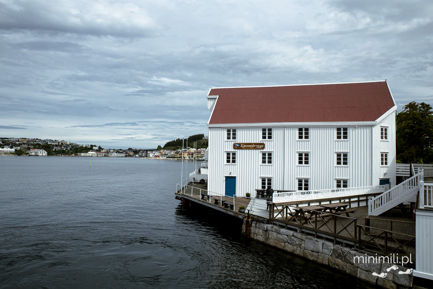Biały budynek nad wodą w norweskim porcie