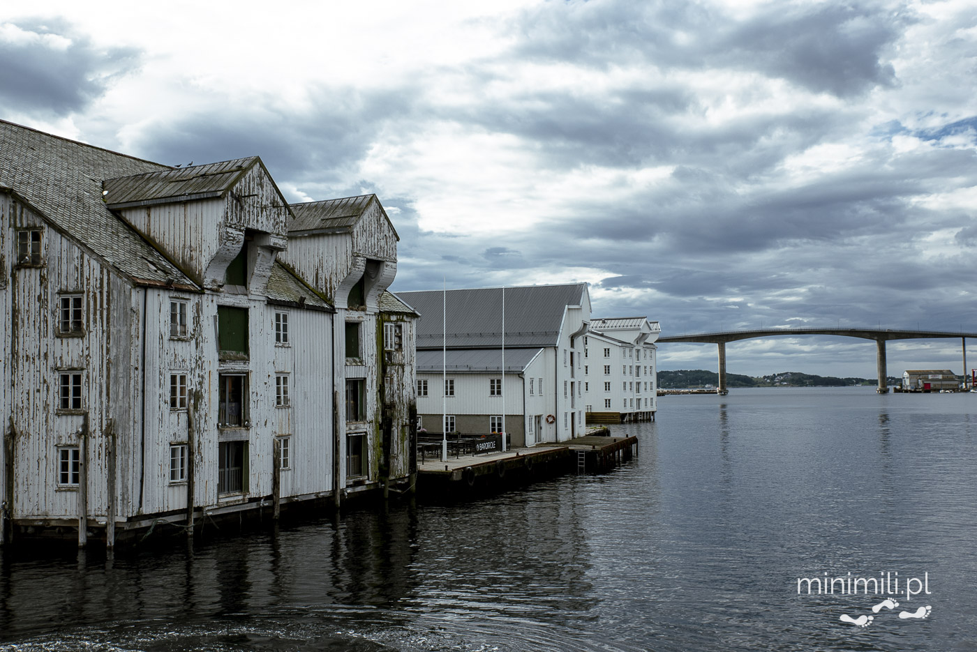 Drewniane budynki portowe nad wodą w Norwegii