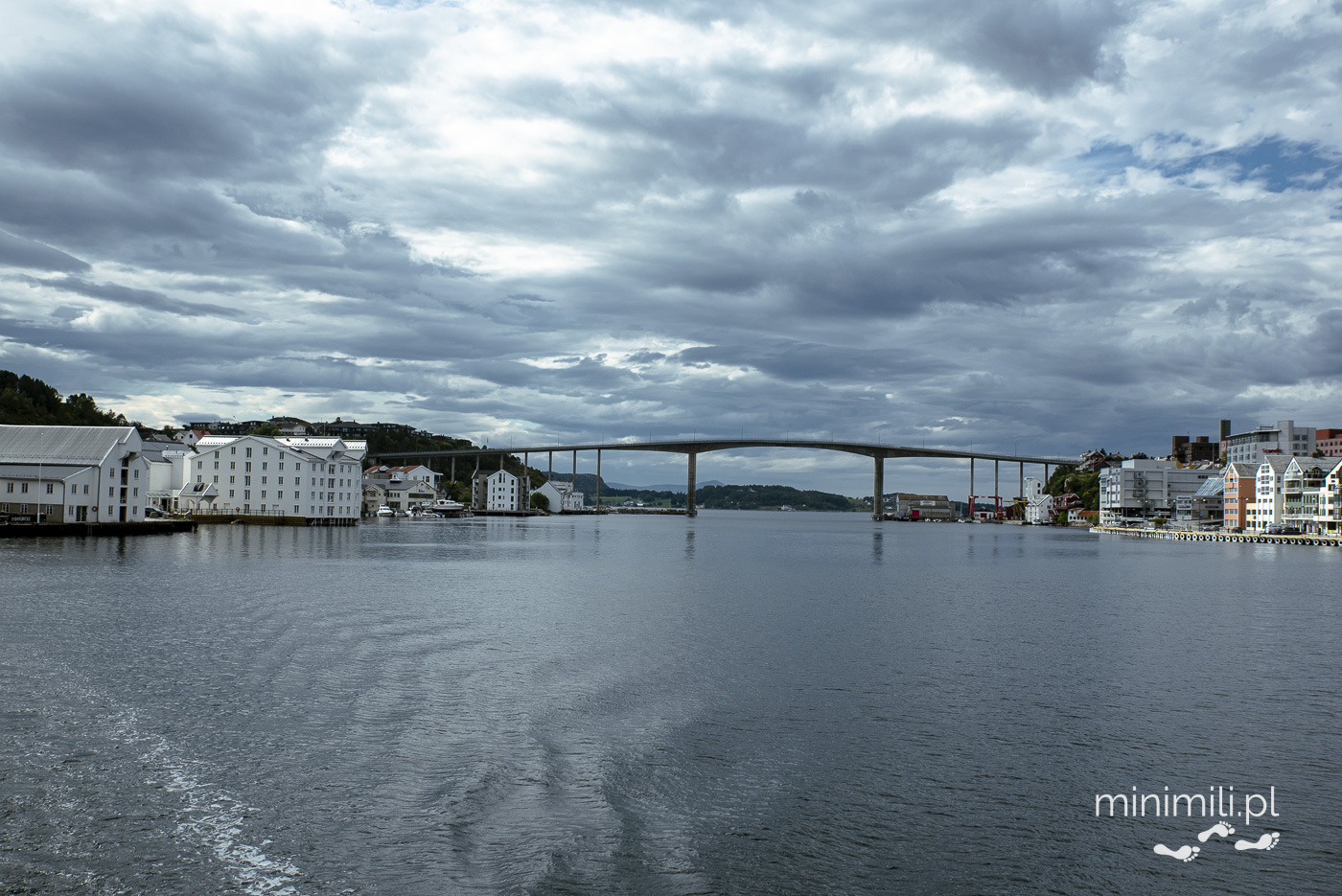Most nad fiordem prowadzący do Kristiansund