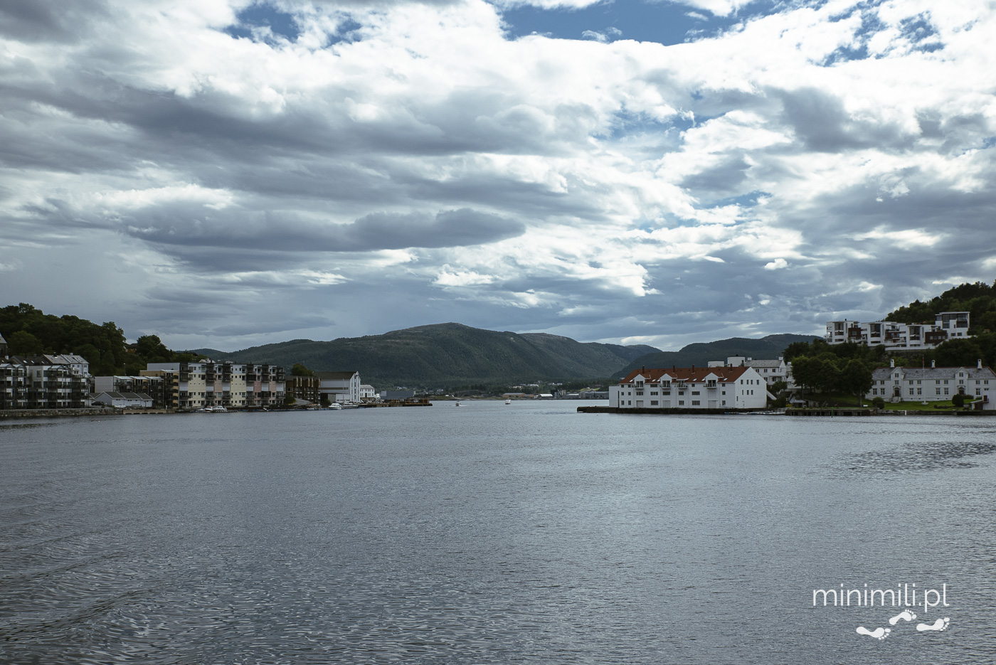 Widok na zatokę i osiedla nadbrzeżne w Kristiansund