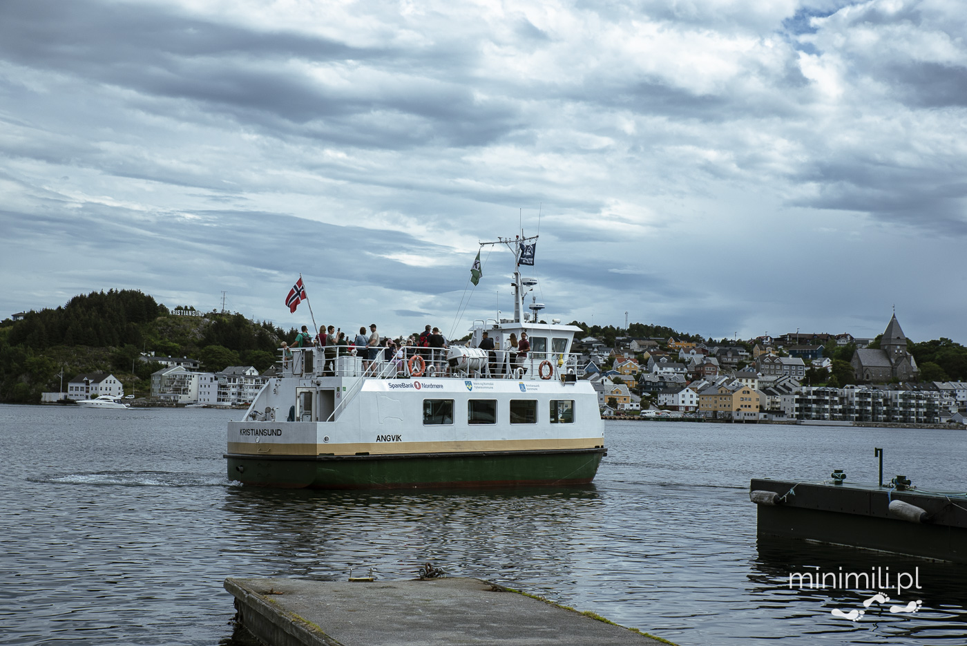Mały prom przepływający w porcie Kristiansund