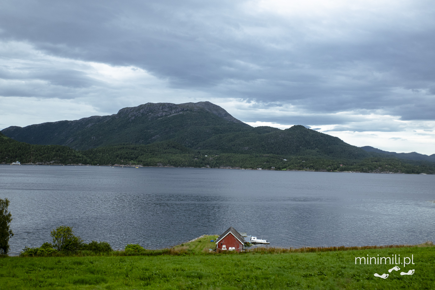 Widok na fiord i góry w okolicach Kvernes Stave Church, Averøya