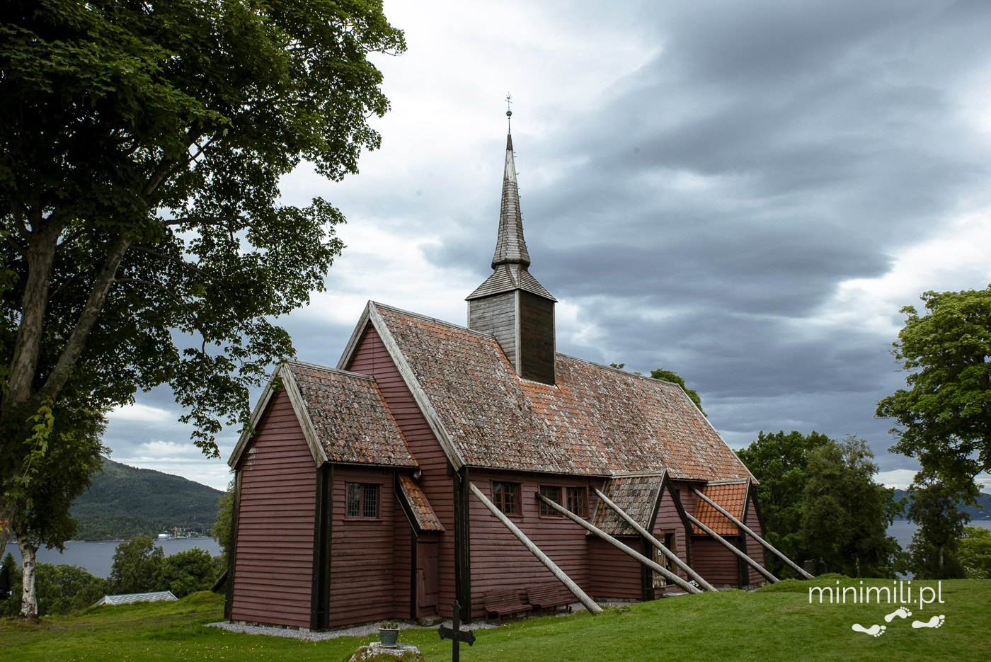 Kvernes Stave Church – drewniany kościół klepkowy na wyspie Averøya, Norwegia