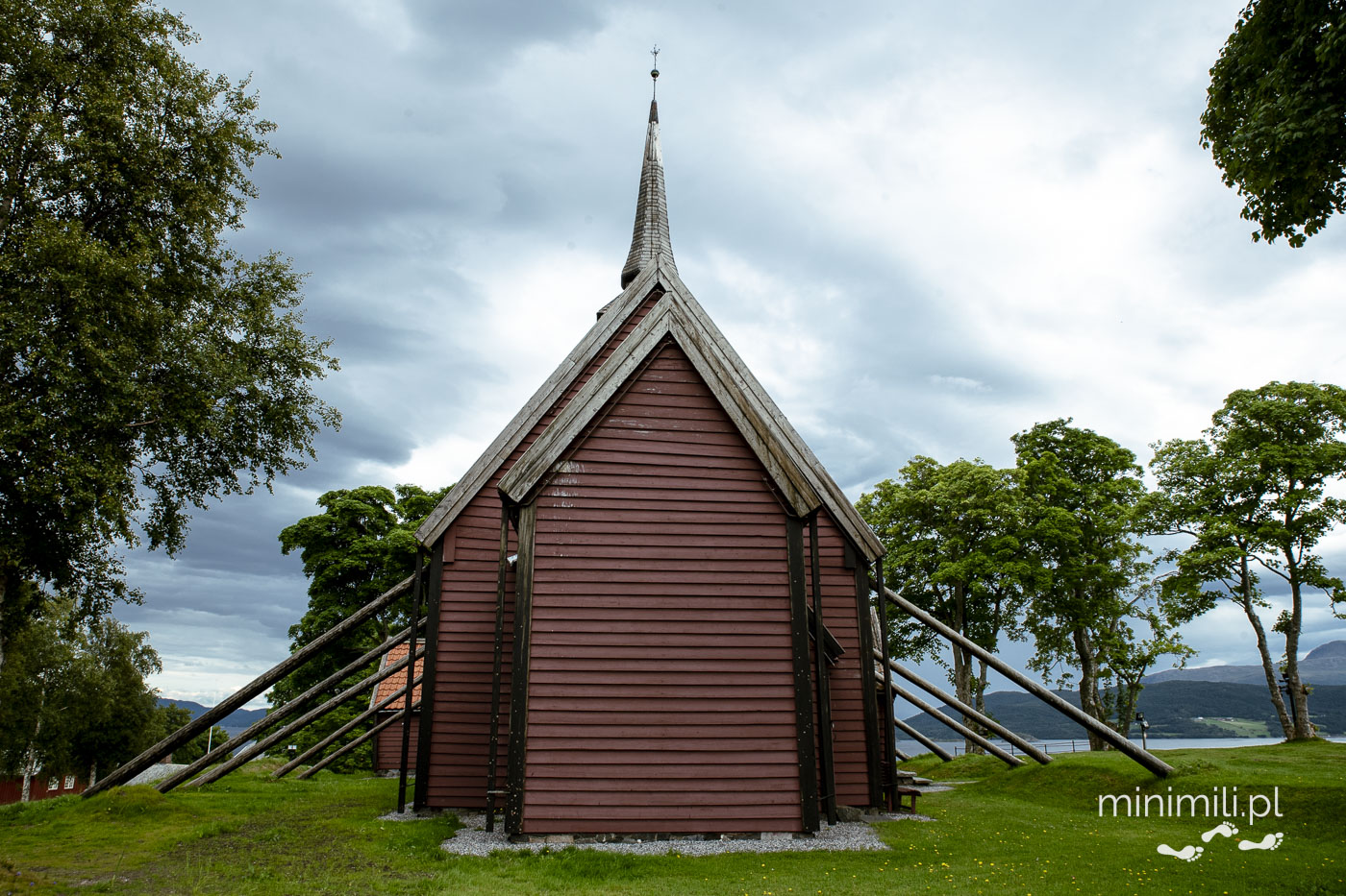 Zabytkowy kościół klepkowy Kvernes – widok od strony apsydy