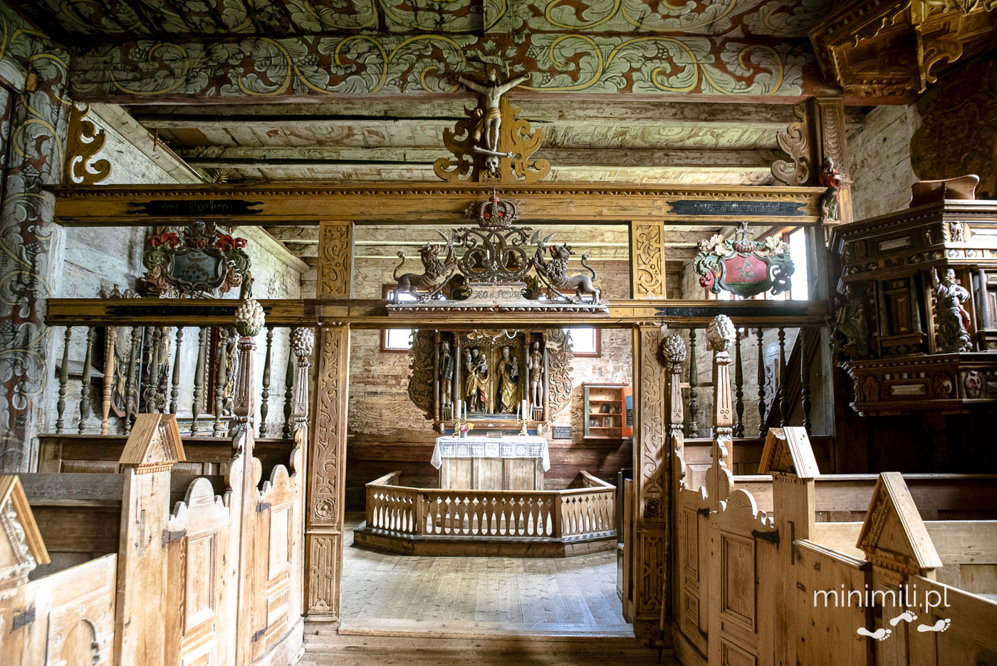 Historyczne wnętrze Kvernes Stave Church z bogatymi zdobieniami