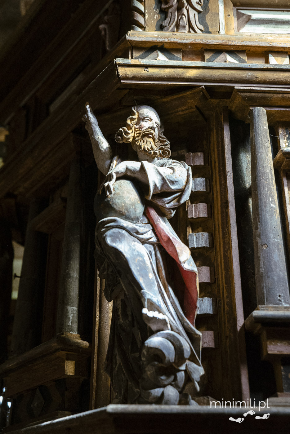 Rzeźbiona figura świętego w Kvernes Stave Church