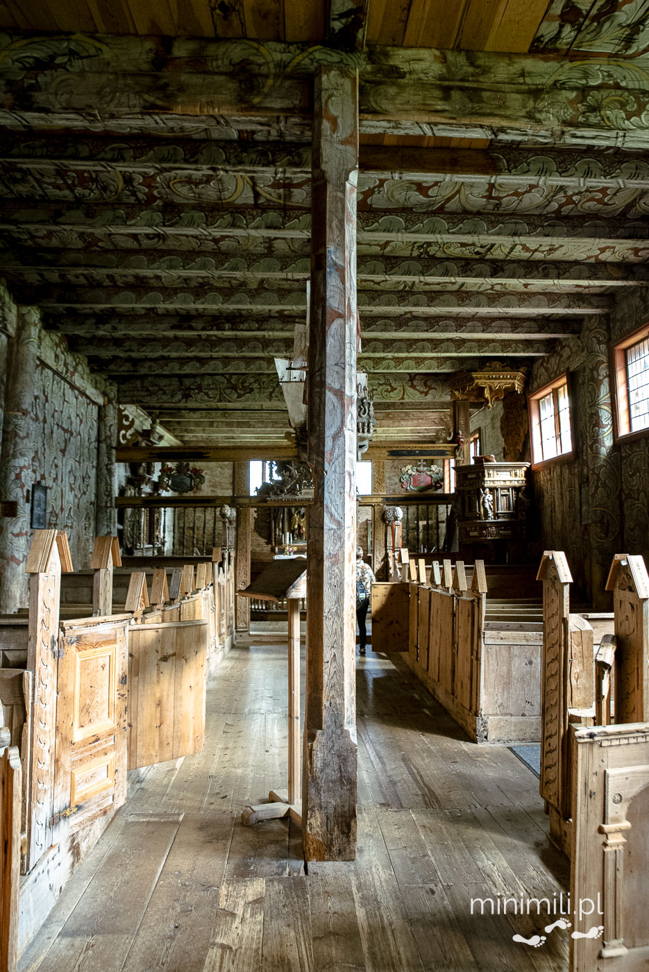 Drewniana nawa i misternie zdobione belki w Kvernes Stave Church