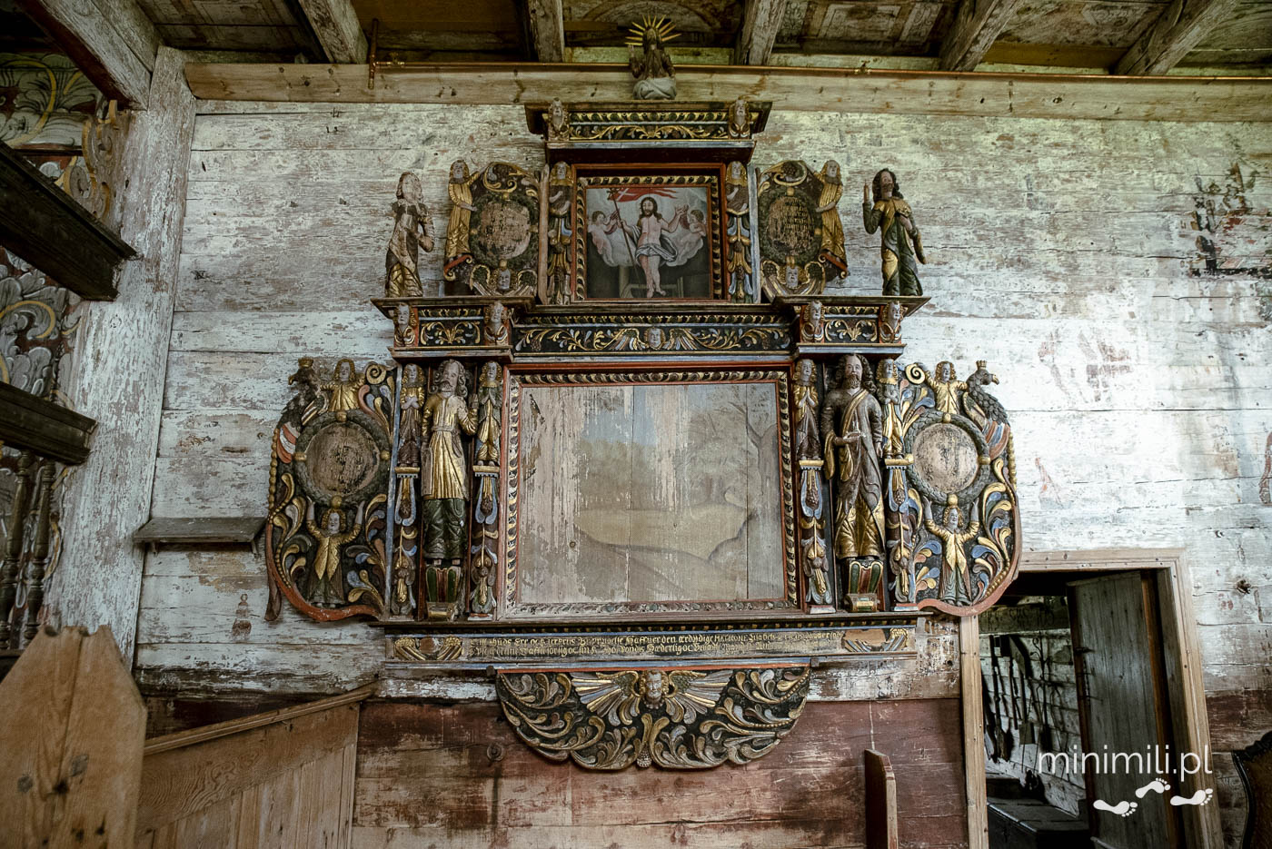 Barokowy ołtarz w Kvernes Stave Church, Norwegia