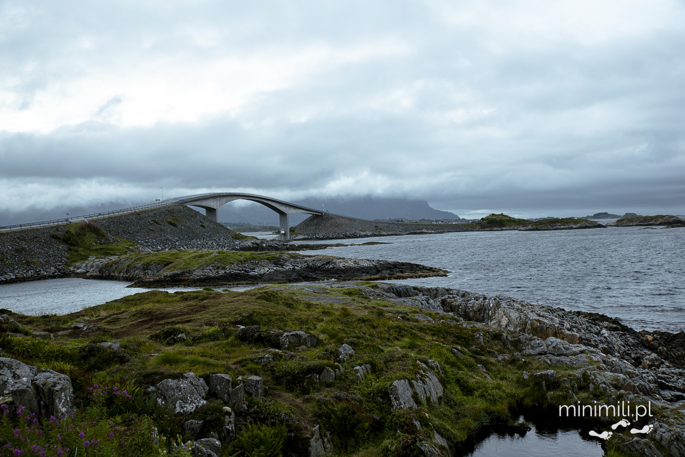 Panorama Trasy Atlantyckiej z widocznym mostem Storseisundet