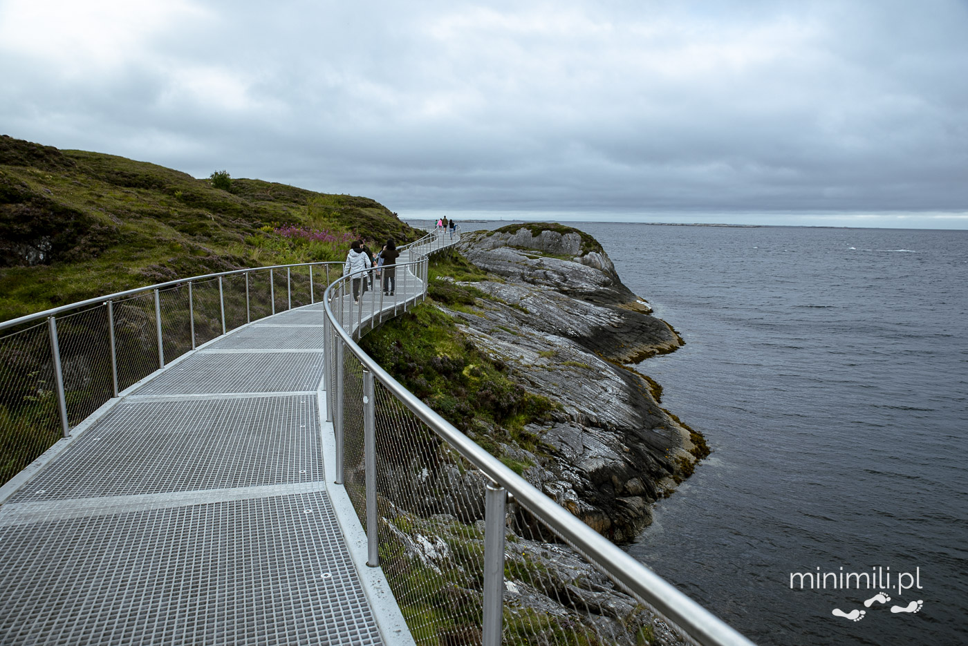 Punkt widokowy przy Trasie Atlantyckiej z platformą nad wodą