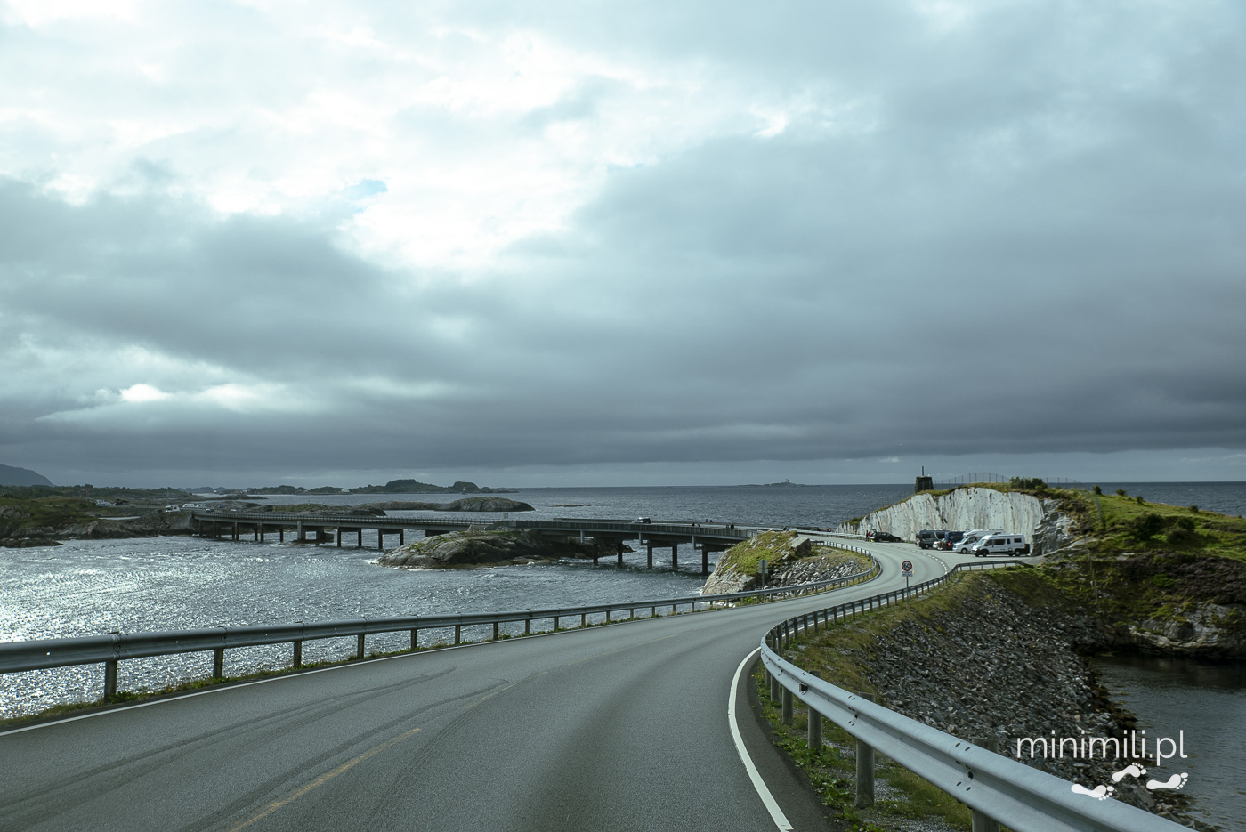 Widok z drogi na mosty Trasy Atlantyckiej przy pochmurnej pogodzie
