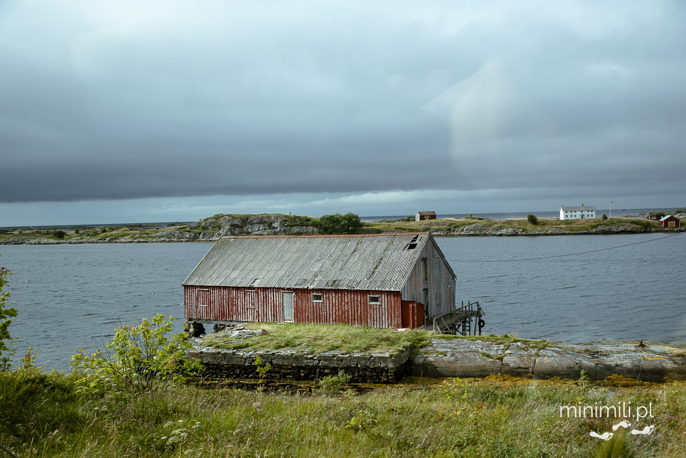 mały drewniany domek stojący tuż przy wodzie wzdłuż Trasy Atlantyckiej
