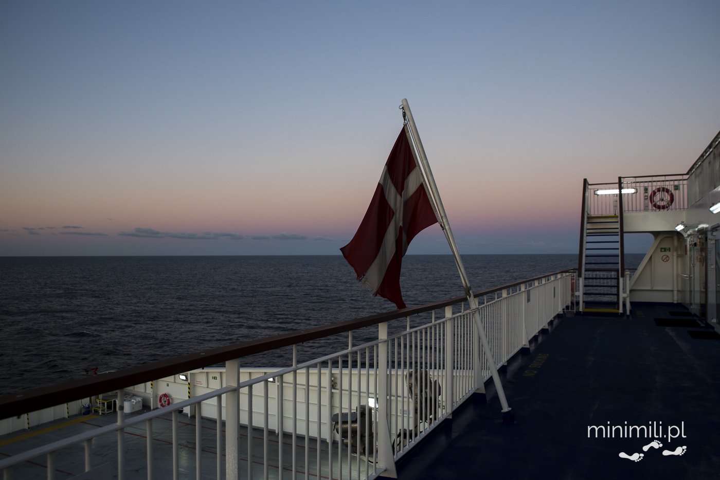 Flaga powiewająca na rufie promu na otwartym morzu