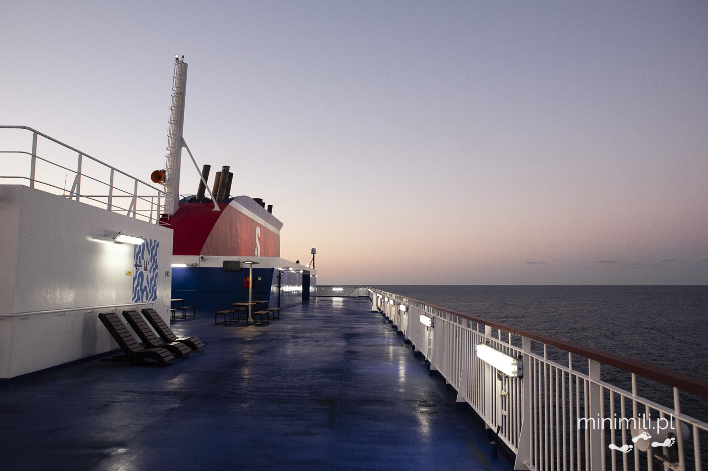 Pokład promu o wschodzie słońca podczas rejsu po morzu