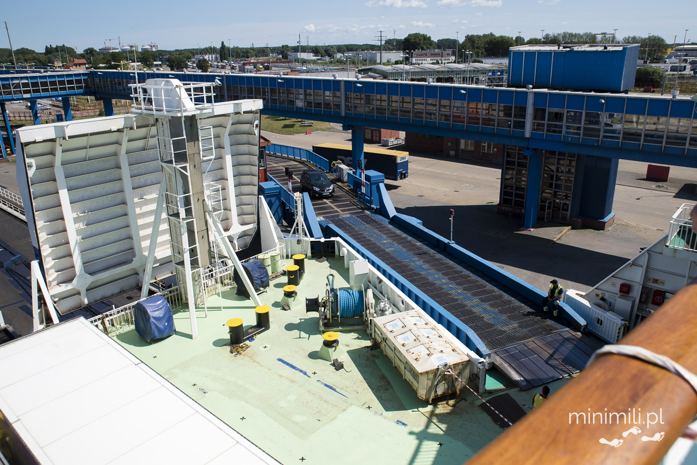 Górny pokład promu widziany w trakcie załadunku w porcie