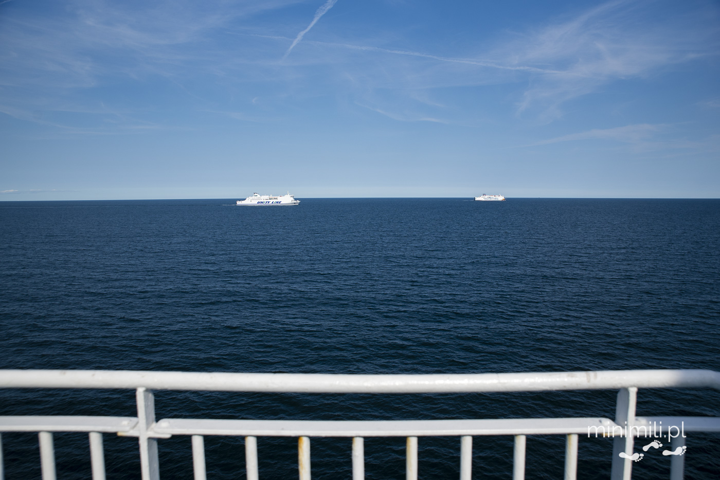 Dwa promy mijające się na otwartym morzu podczas rejsu