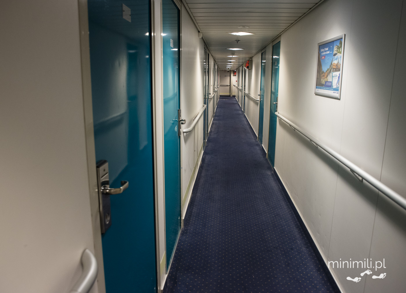 Korytarz z kabinami pasażerskimi na promie podczas rejsu