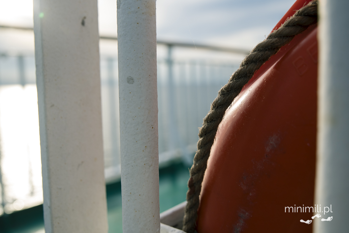 Koło ratunkowe i lina bezpieczeństwa na pokładzie promu