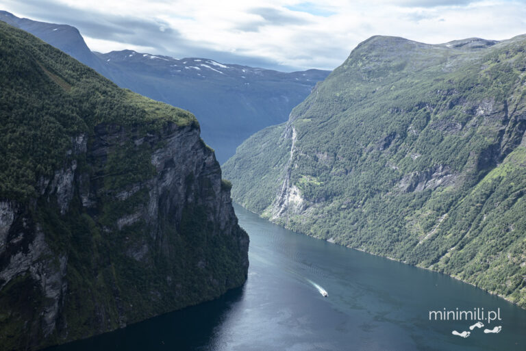 Widok na fiord Geiranger z wysokiego punktu widokowego, strome zbocza i wąska tafla wody