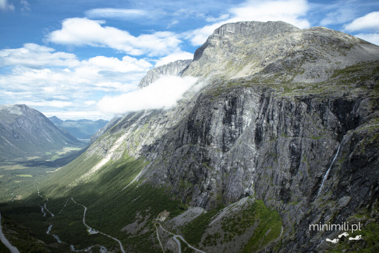 Góry i dolina Trollstigen w słoneczny dzień