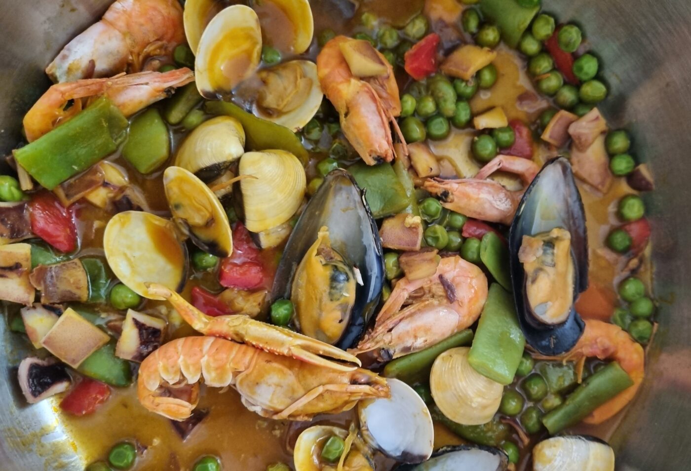 Paella z owocami morza – danie kuchni katalońskiej