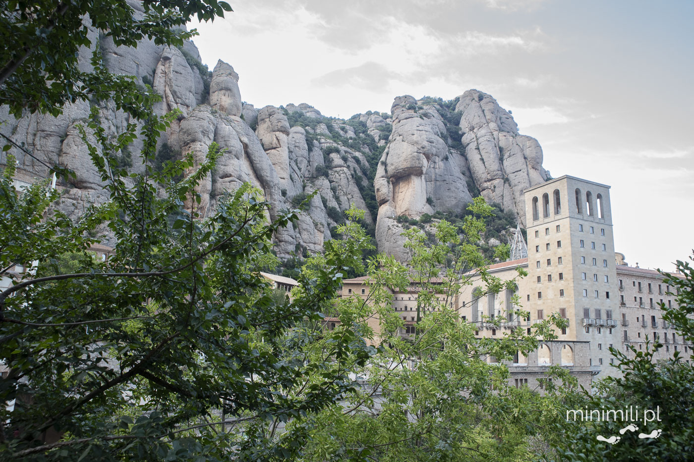 Zabudowania klasztoru Montserrat na tle skalnych formacji
