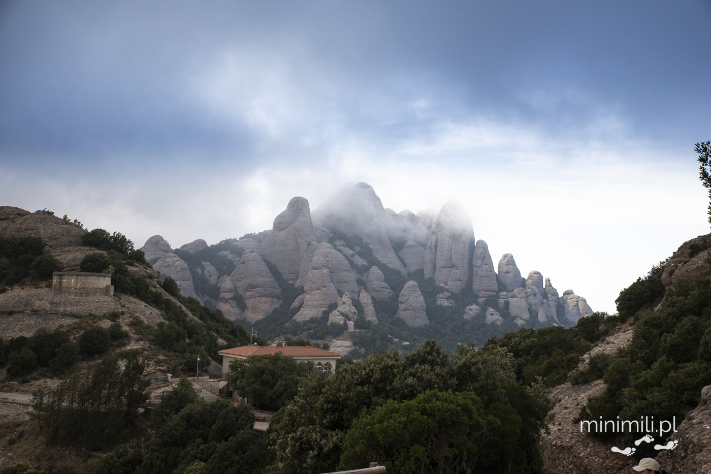 Formacje skalne Montserrat nad zieloną doliną