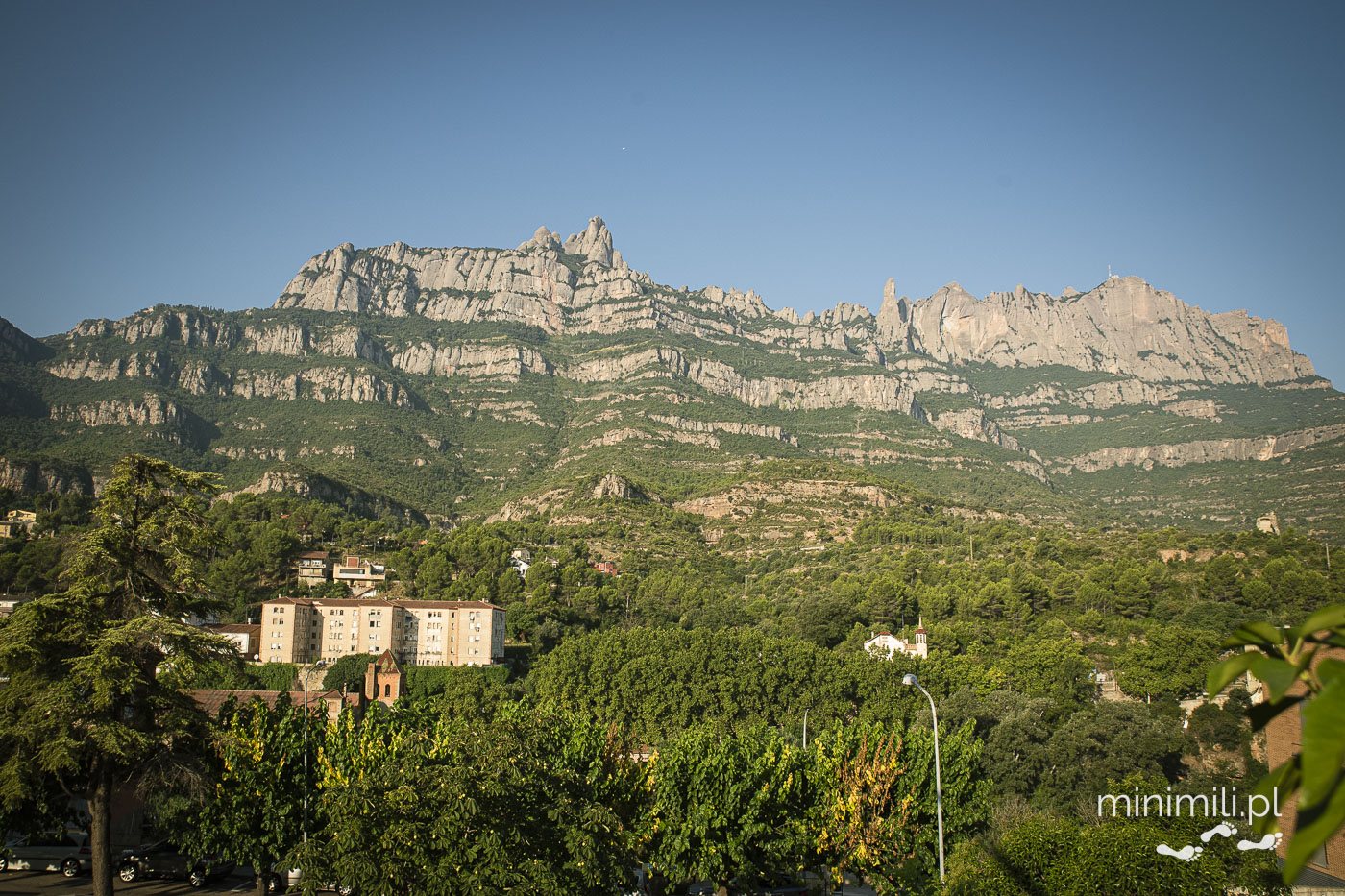 Panorama masywu Montserrat z doliny Katalonii