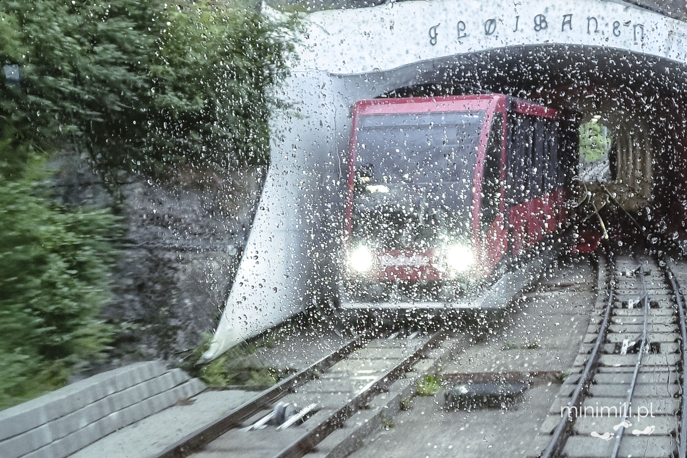 Wagon kolejki Fløibanen wjeżdżający do tunelu w Bergen