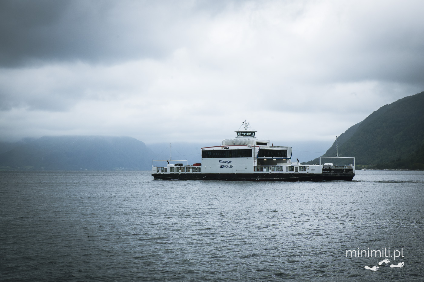 Prom samochodowy kursujący po norweskim fiordzie