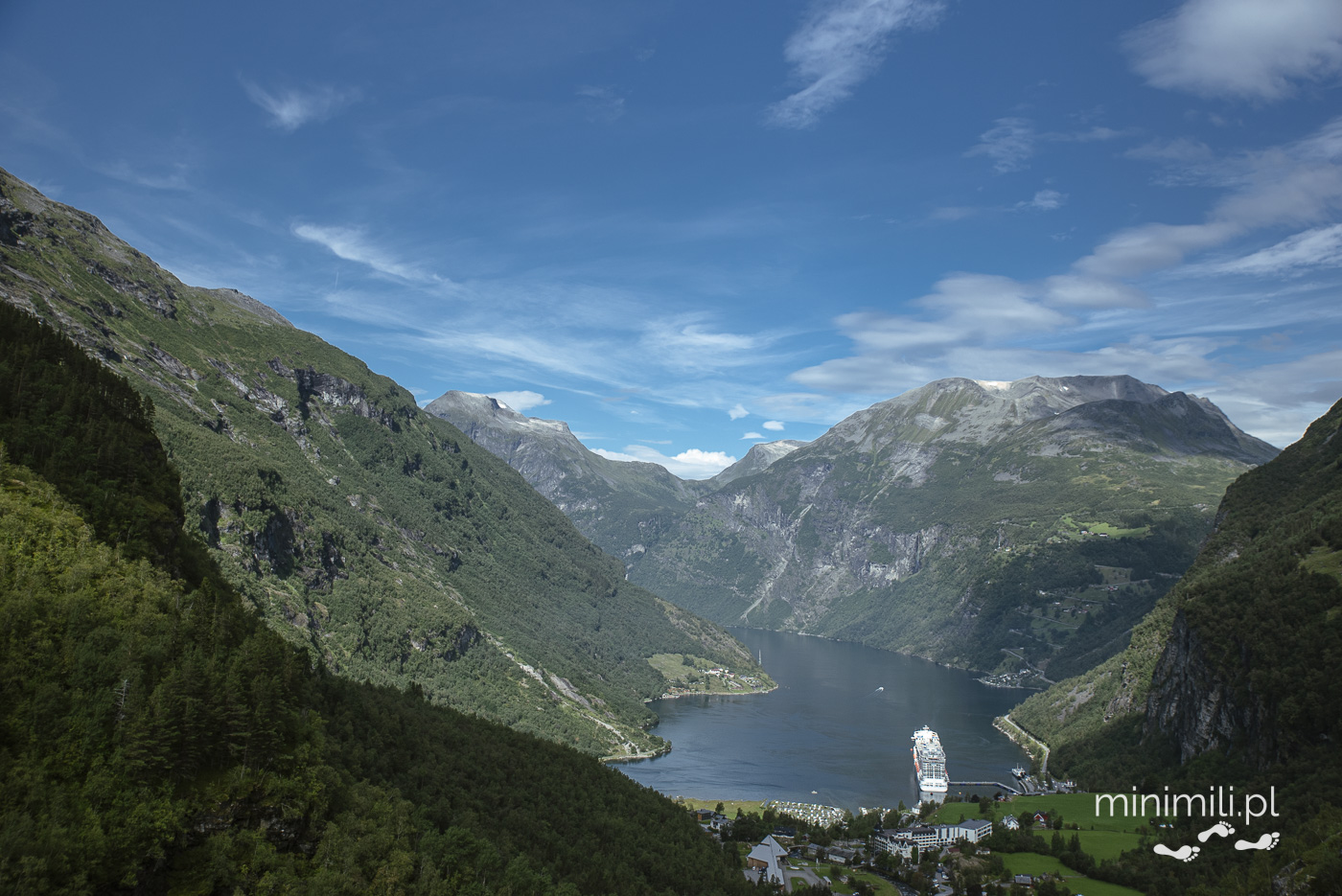 Widok na norweski fiord otoczony wysokimi górami