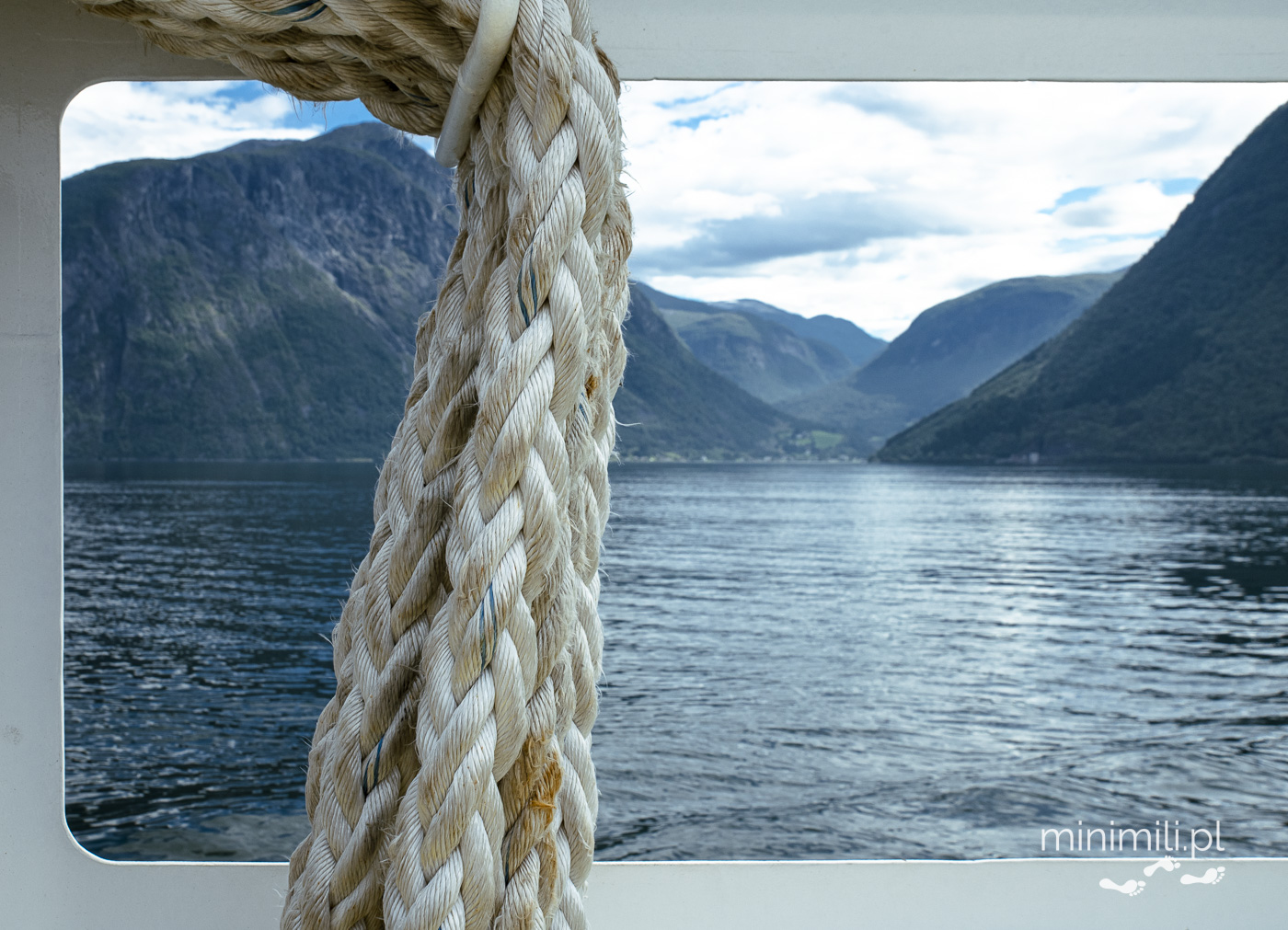 Widok na norweski fiord z pokładu promu